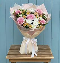Букет цветов из:  Гвоздики, Орхидеи и Розы в Пшехской