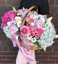 Композиция солнечный день в Пшехской Цветочная композиция из Розы, Хризантемы, Пионы и Лизиантусы в корзине в Пшехской