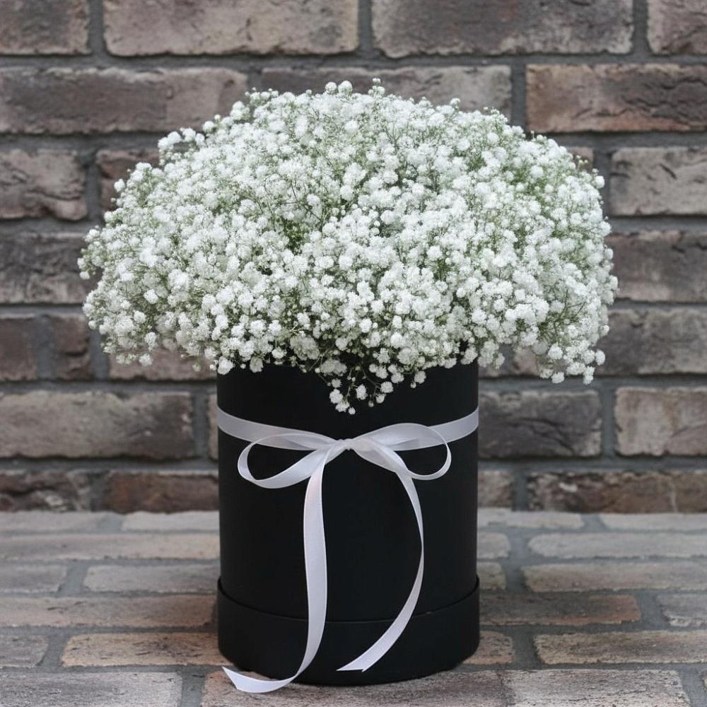 Цветочная композиция из Гипсофила в шляпной коробке в Пшехской