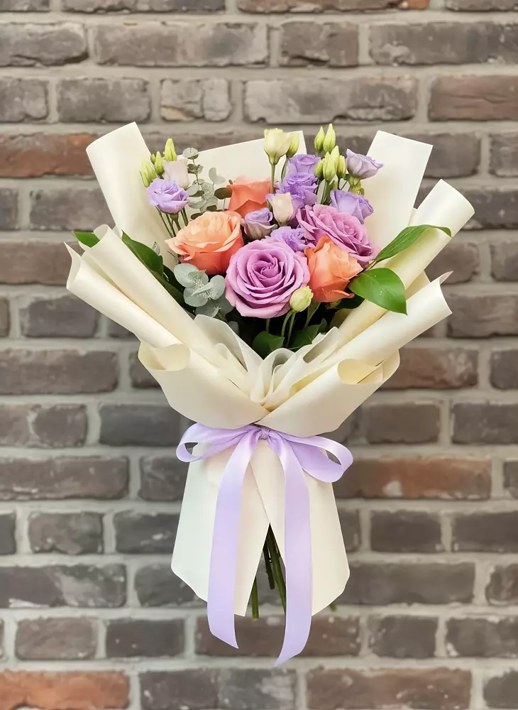 Букет цветов из: Лизиантусы и Розы в Пшехской