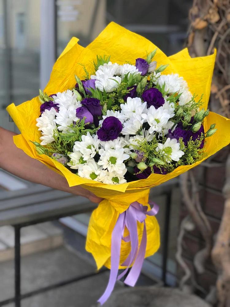 Букет цветов из: Ирисы, Хризантемы и Ромашки в Пшехской