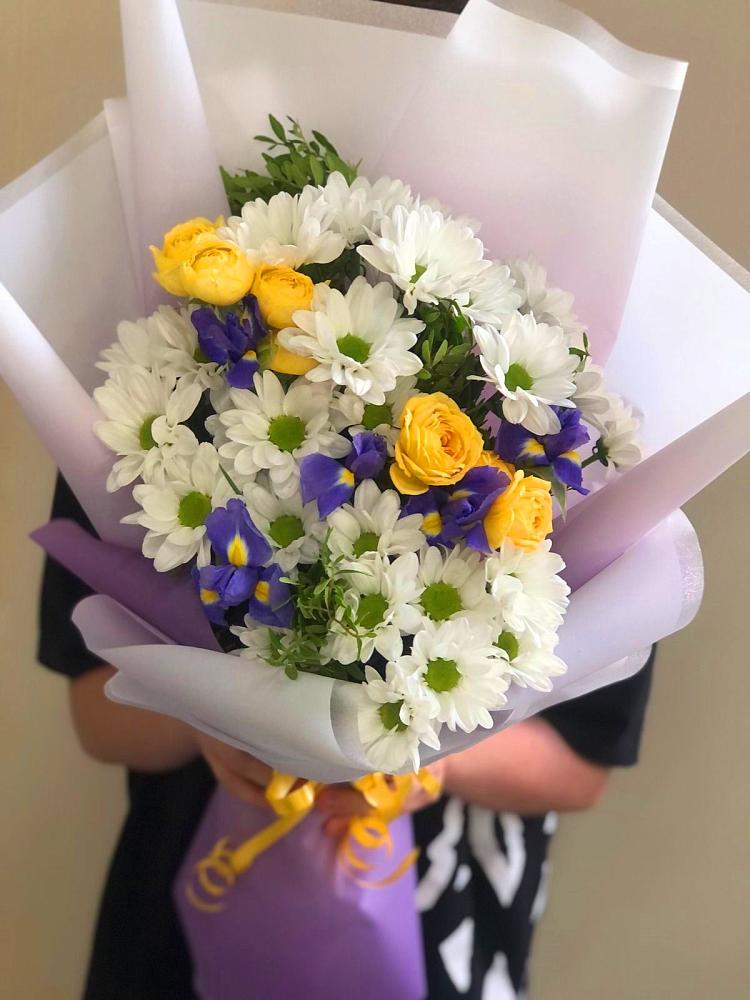 Букет цветов из: Ирисы, Хризантемы и Розы в Пшехской