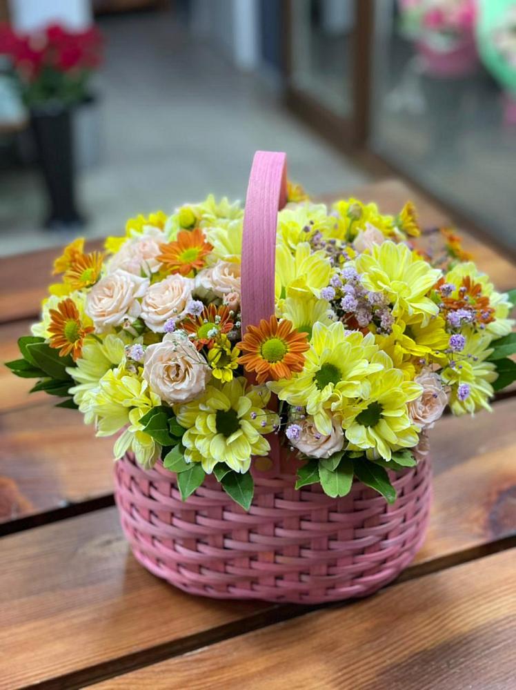 Цветочная композиция из Хризантемы и Розы в корзине в Пшехской