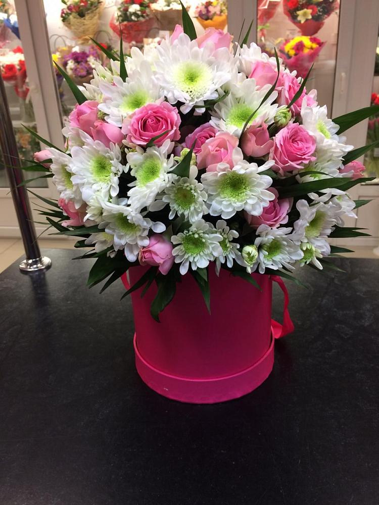 Цветочная композиция из Розы и Хризантемы в шляпной коробке в Пшехской