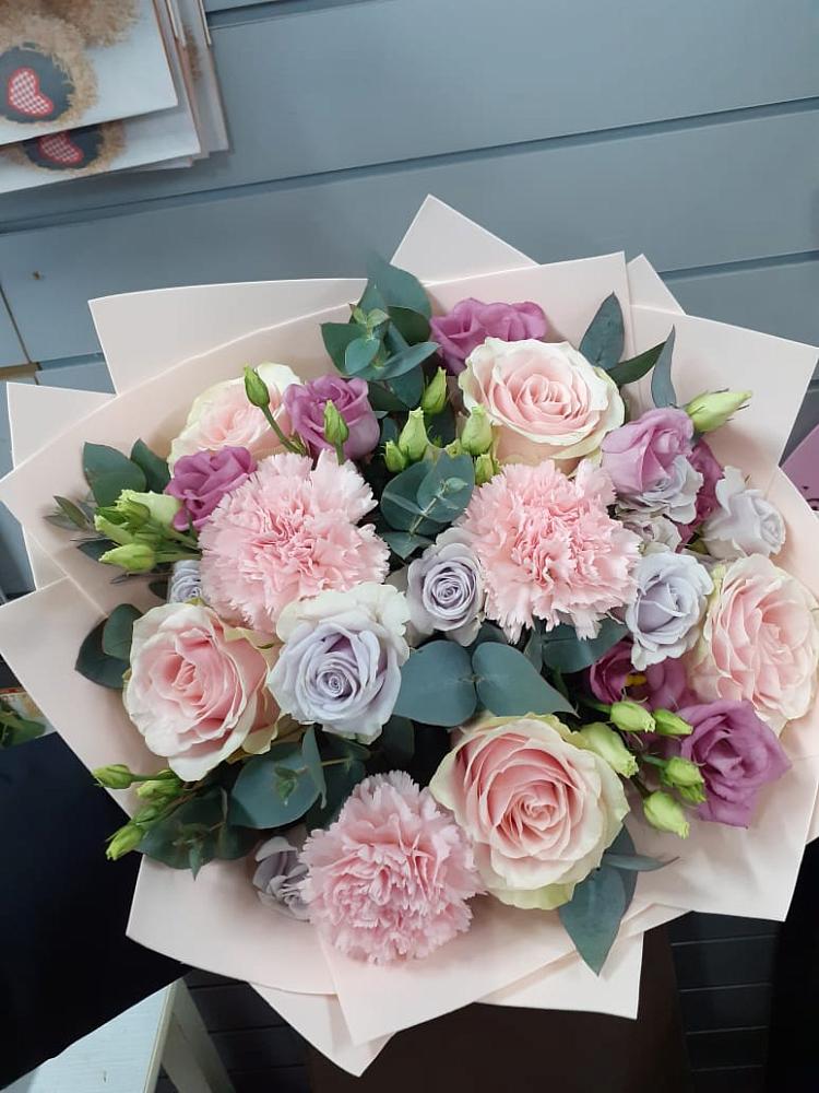 Букет цветов из: Розы, Гвоздики и Лизиантусы в Пшехской